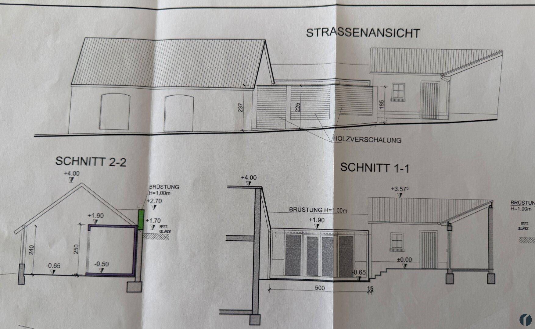 Architektonische Schnitte und Straßenansicht eines Gebäudes mit Holzverschalung.