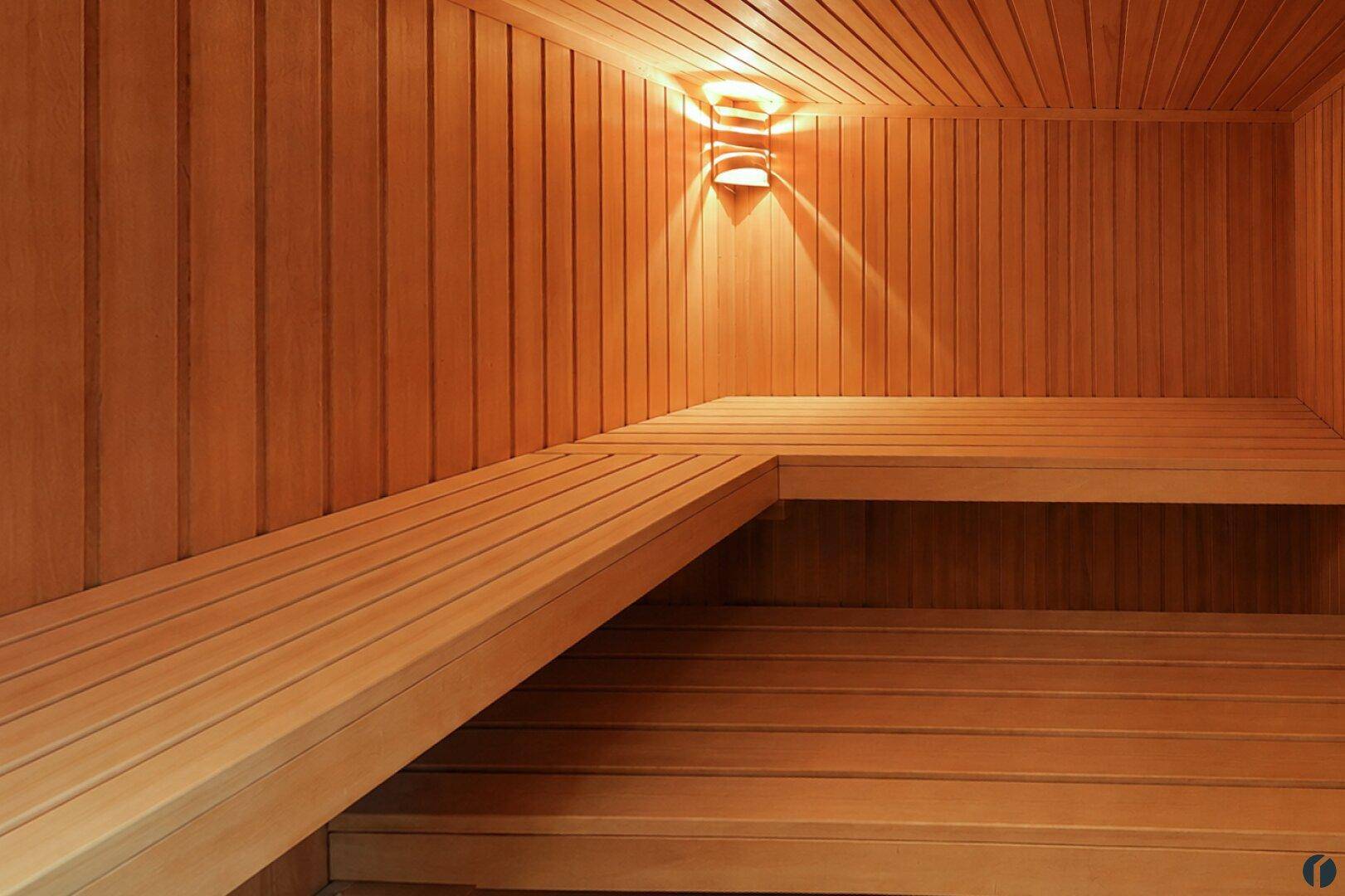 Gemütliche Holzsauna mit Bänken und indirekter Beleuchtung für Entspannung.