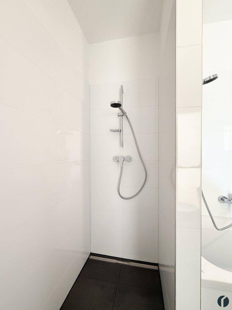 Walk-in-Dusche im Badezimmer