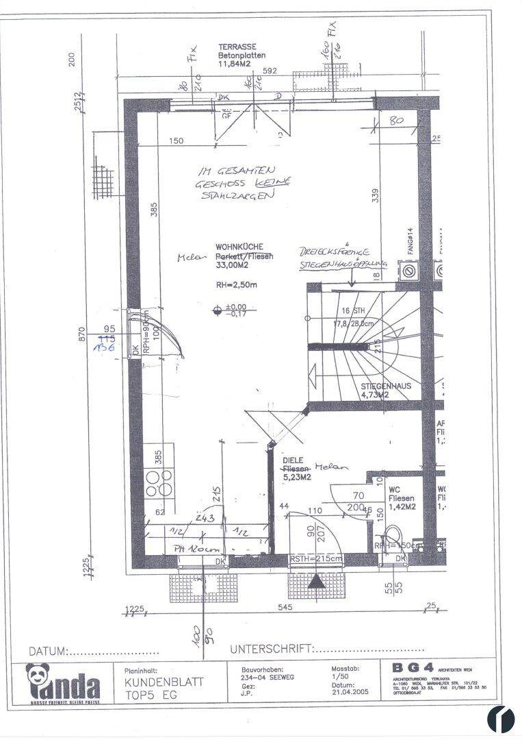 Grundriss des Erdgeschosses mit Wohn-/Essbereich, Küche und Treppenhaus.