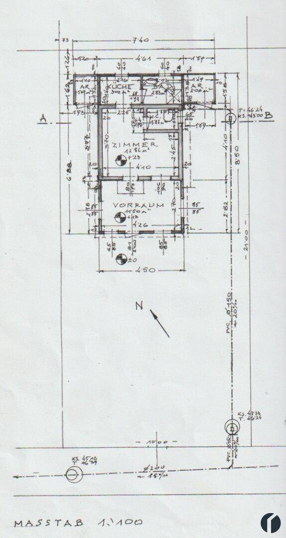 Handgezeichneter Grundriss des Gebäudes mit Raumaufteilung und Maßen.