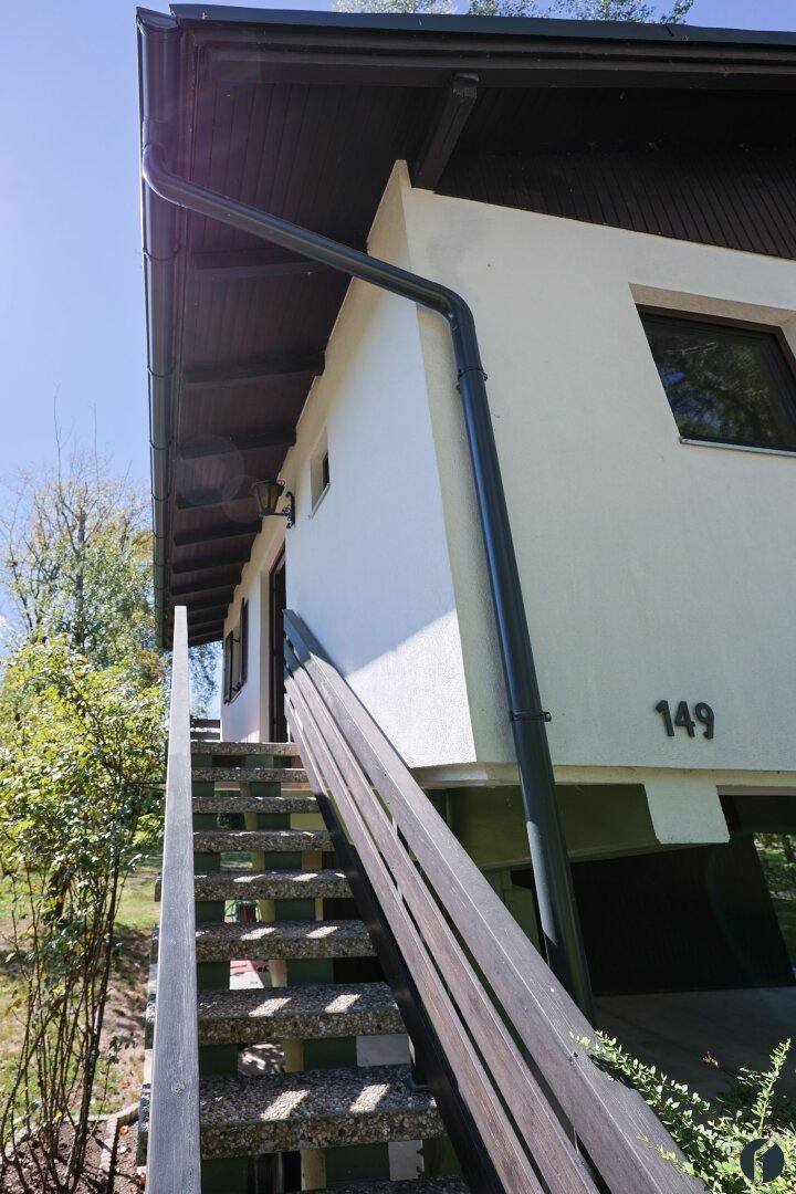 Detailansicht der Außentreppe, die zum Eingang des Hauses mit der Nummer 149 führt.
