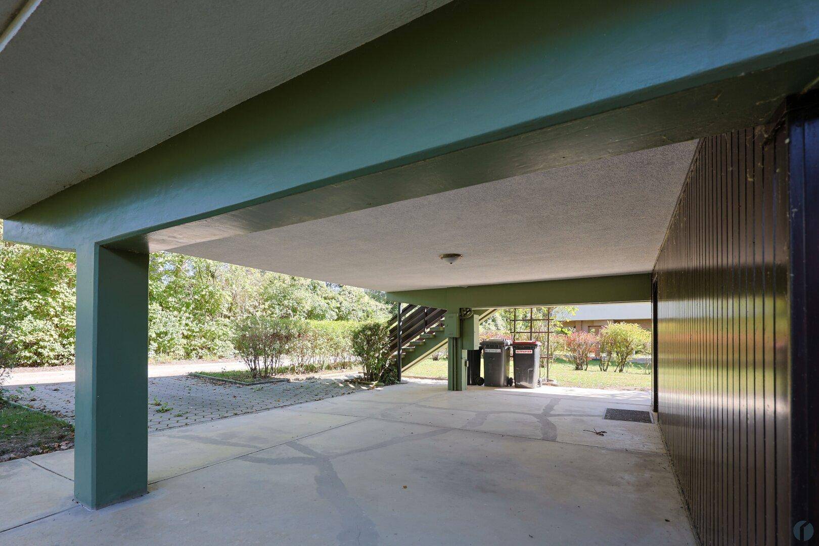 Überdachter Bereich unter dem Stelzenhaus, ideal als Carport oder Lagerfläche nutzbar.