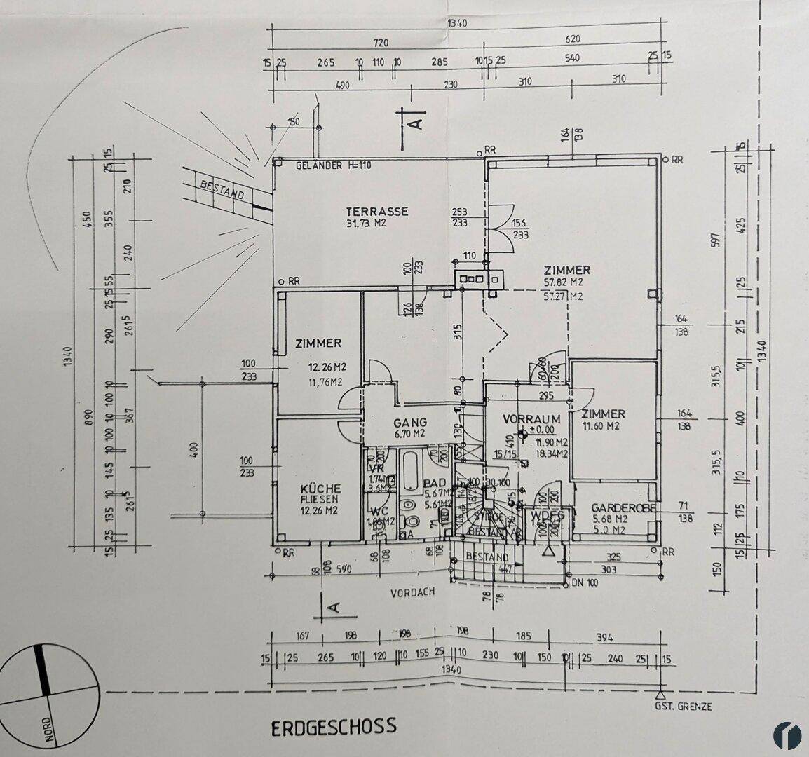Grundriss des Erdgeschosses mit großer Terrasse, Küche, Wohnzimmer und zwei weiteren Zimmern.