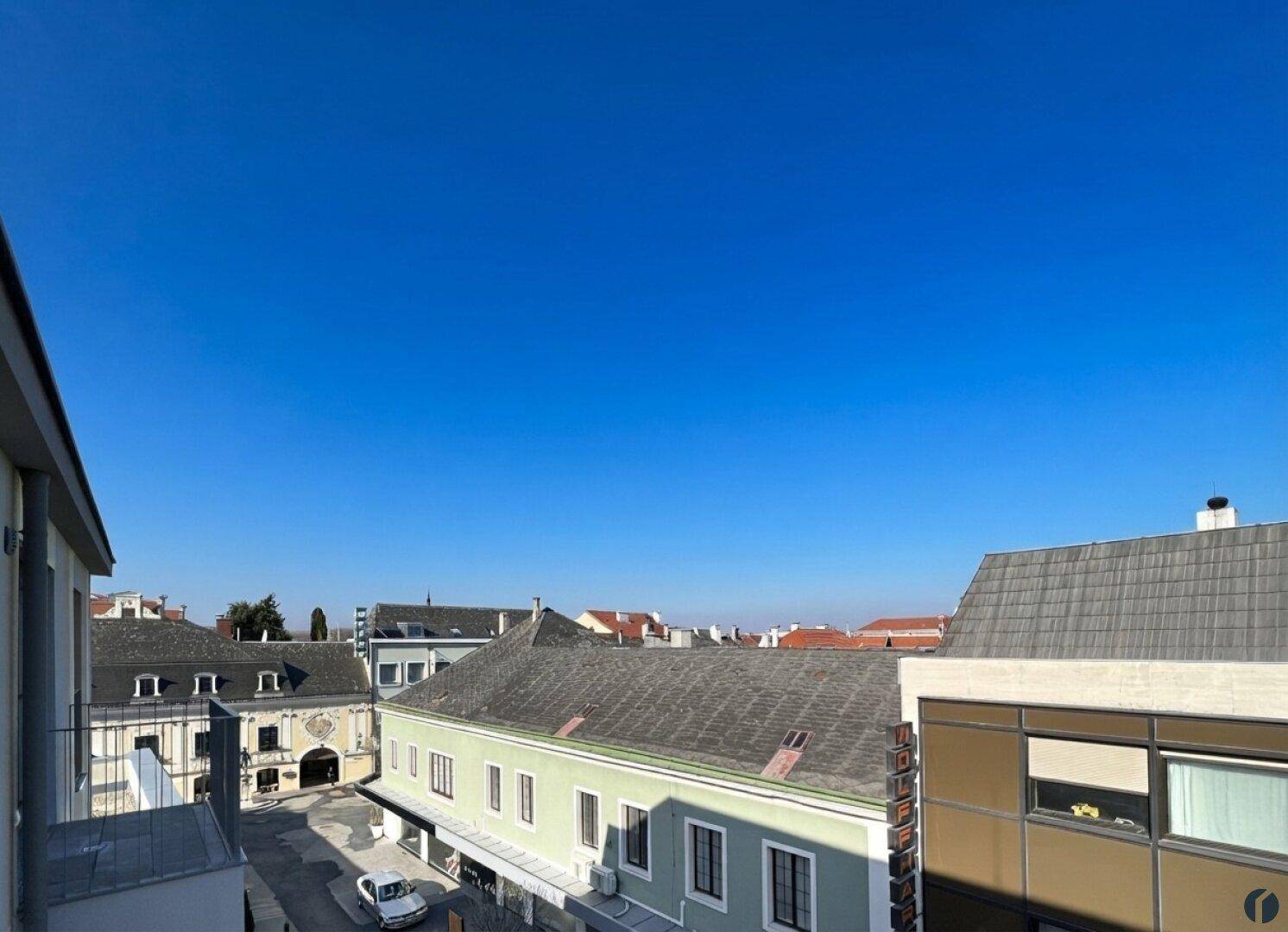 Weitblick über die Dächer der Stadt unter klarem blauem Himmel, eine malerische Aussicht.