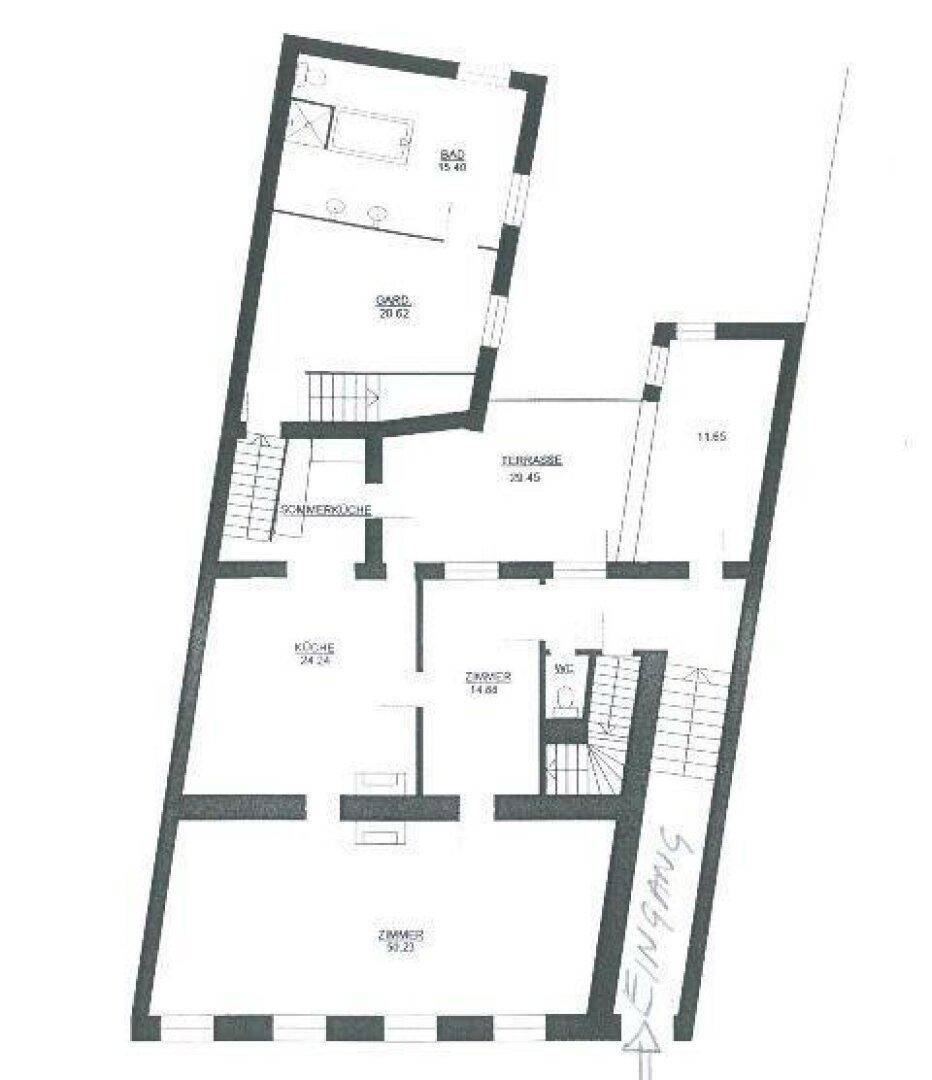 Grundriss des Erdgeschosses mit Küche, Bad, WC, Zimmern und großer Terrasse.