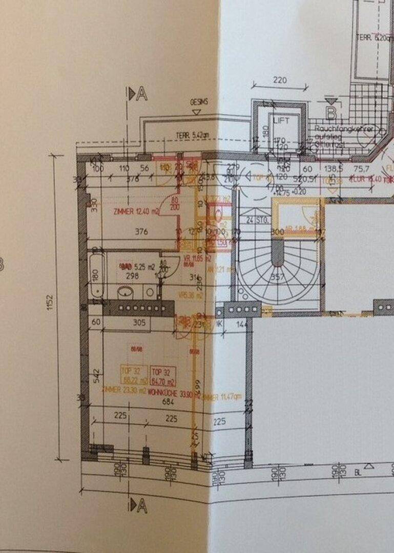 Detaillierter Grundriss eines Wohnbereichs mit Bad, Zimmern, Terrassen und Treppenhaus.