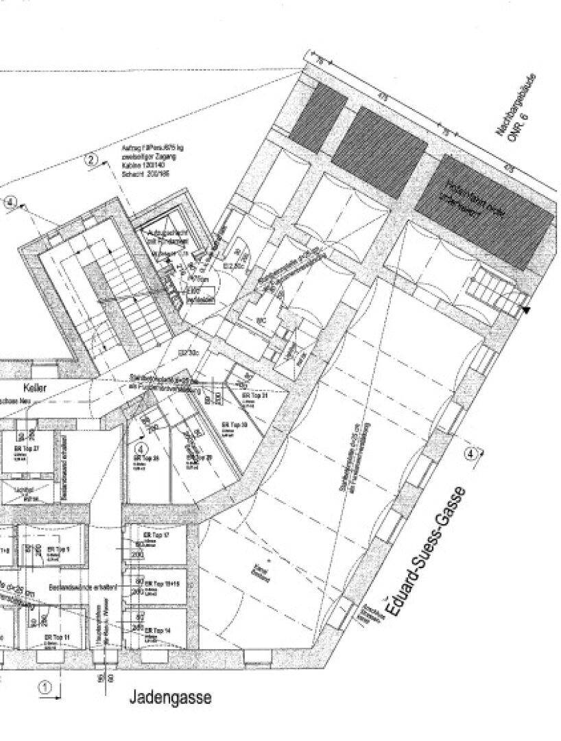 Detaillierter Grundrissplan des Kellergeschosses mit angrenzenden Straßen und Gebäudeteilen.