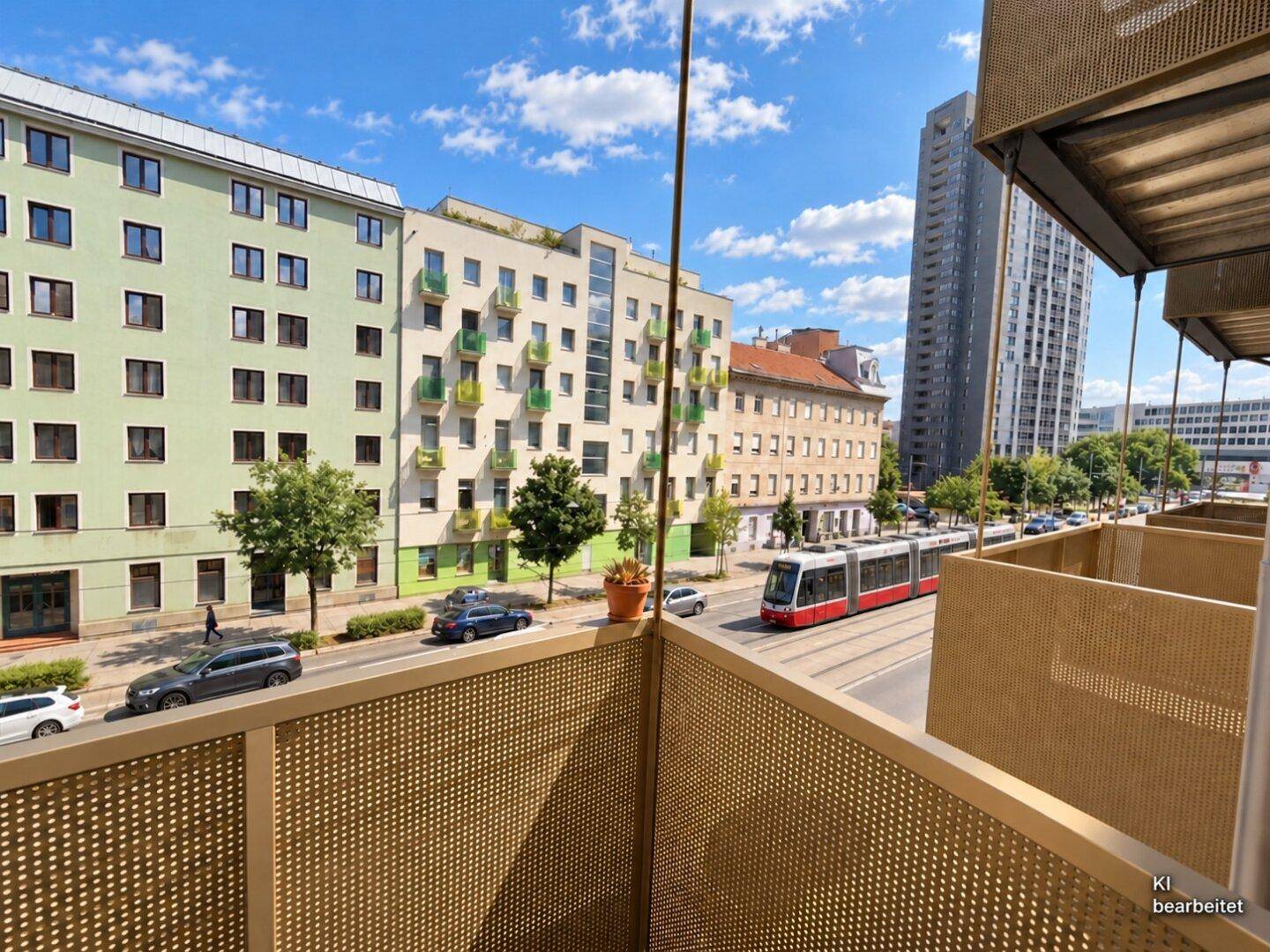 Balkon mit Blick auf eine belebte Stadtstraße mit Straßenbahn und umliegenden Gebäuden.