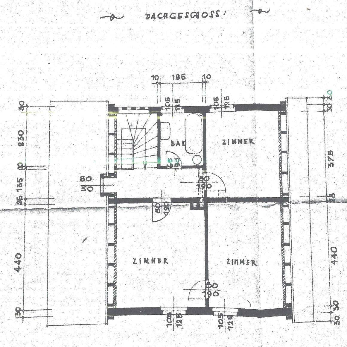 Grundriss des Dachgeschosses mit drei Zimmern und einem Badezimmer, inklusive Treppenaufgang.