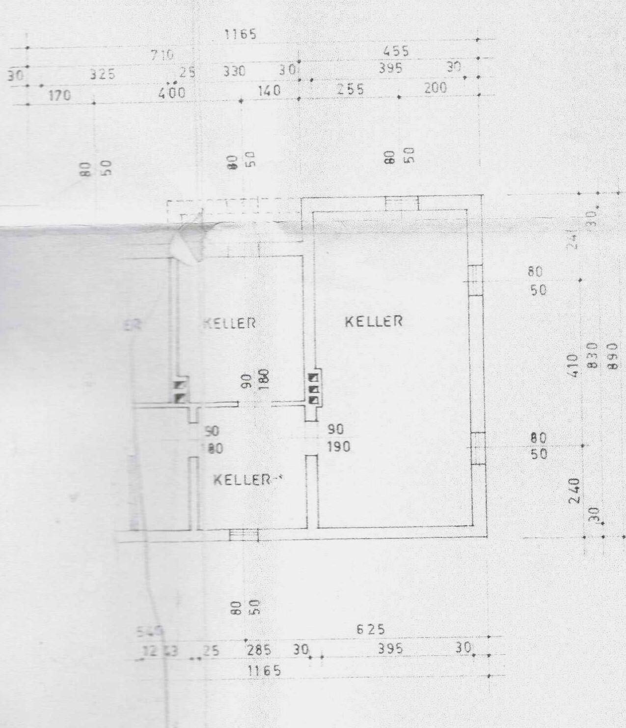 Grundrissplan des Kellergeschosses mit mehreren Kellerräumen und Maßen.