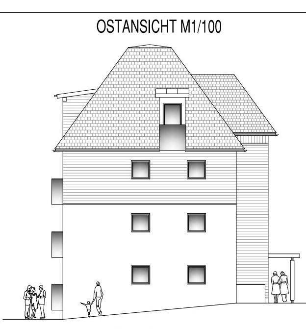 Ostansicht des Gebäudes, zeigt die Seitenfassade mit Fenstern und dem markanten Dach.
