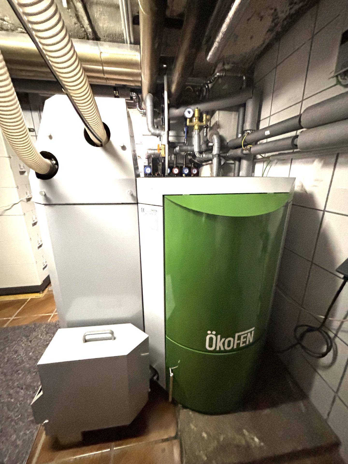 Heizungsraum im Keller mit Ökofen Pelletheizung und Warmwasserspeicher.