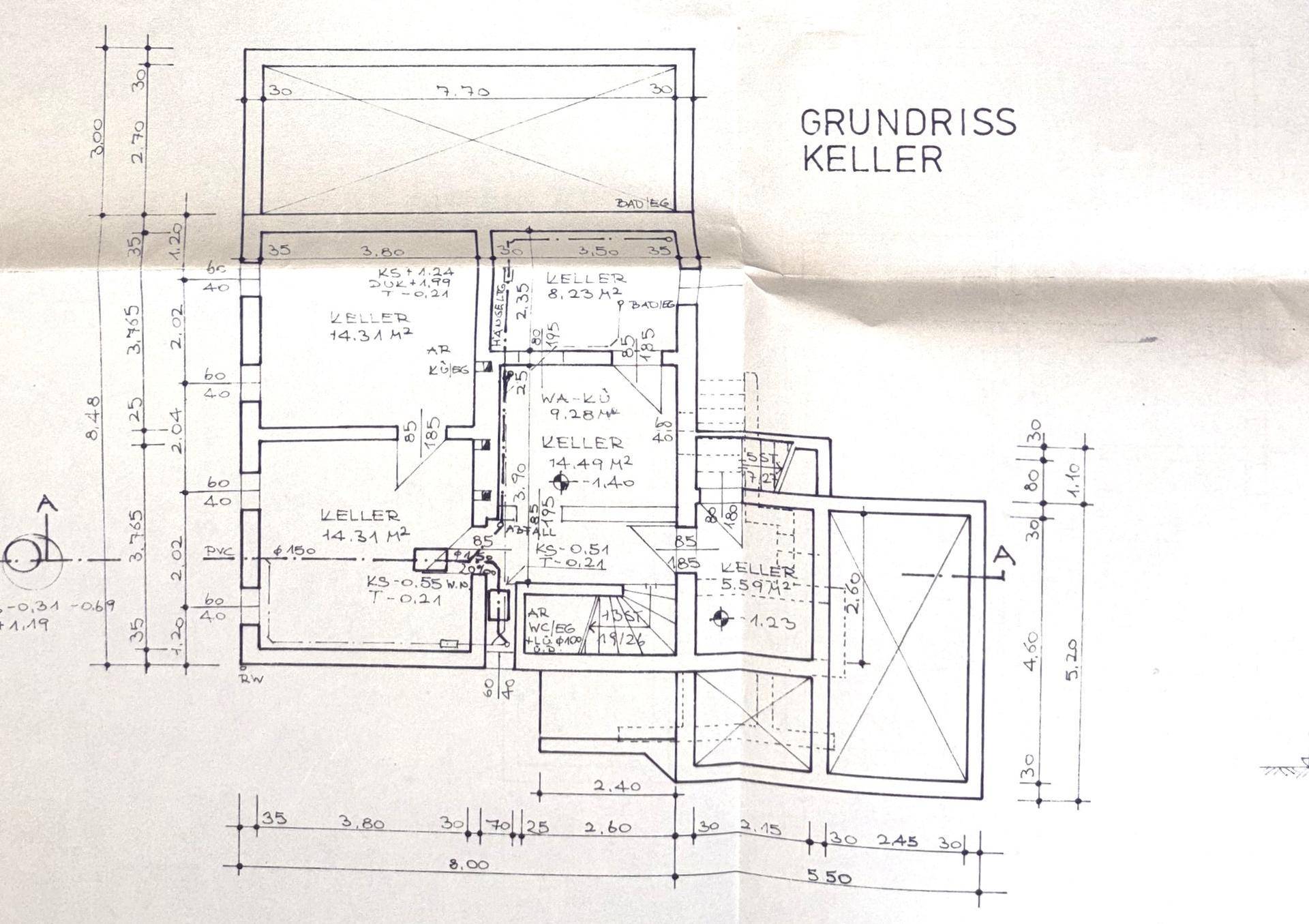 Grundriss des Kellergeschosses mit mehreren Kellerräumen und Abmessungen.