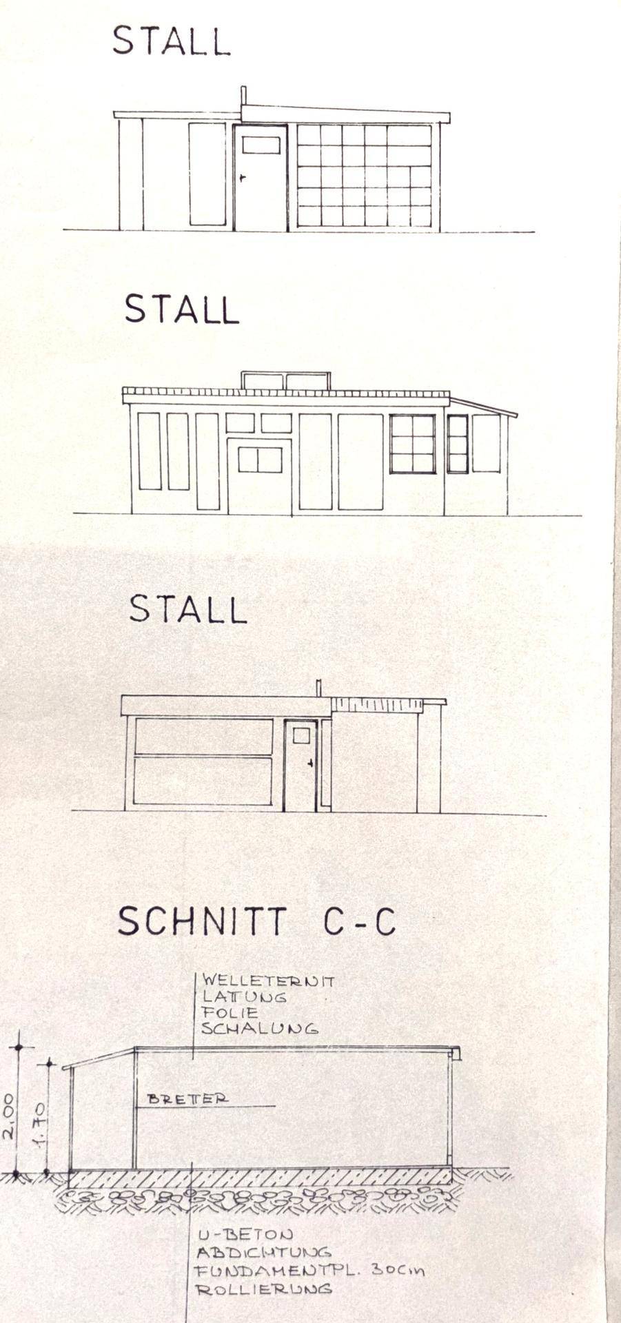 Architektonische Zeichnungen von drei Ställen und einem Schnittplan C-C.