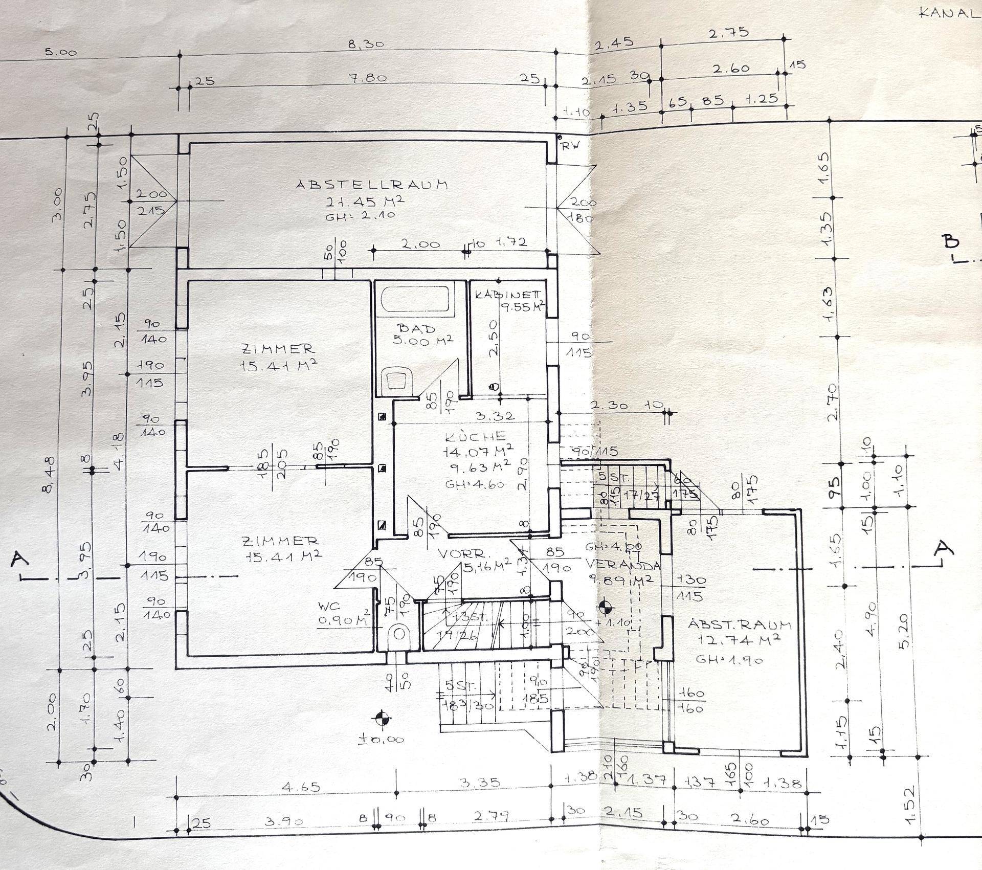Grundriss des Erdgeschosses mit Zimmern, Küche, Bad und Veranda.