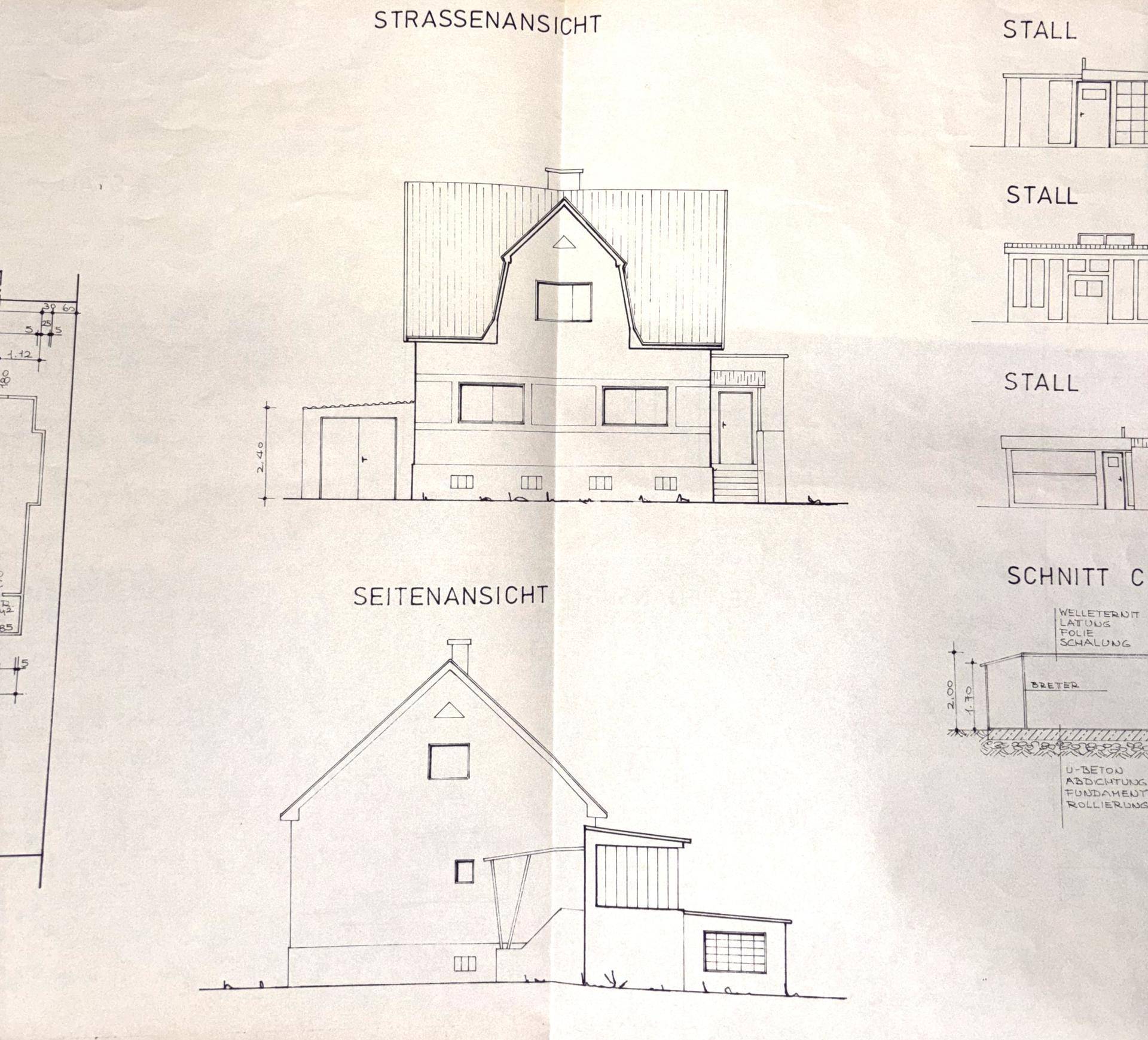 Architektonische Zeichnung der Straßen- und Seitenansicht eines Hauses mit Dach.