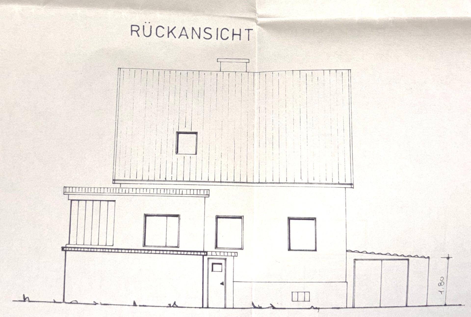 Rückansicht des Hauses mit Balkon und Anbau, detailliert in einer architektonischen Zeichnung.