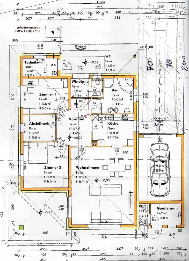 Detaillierter Grundriss des Erdgeschosses mit Raumaufteilung, Garage und Technikraum.