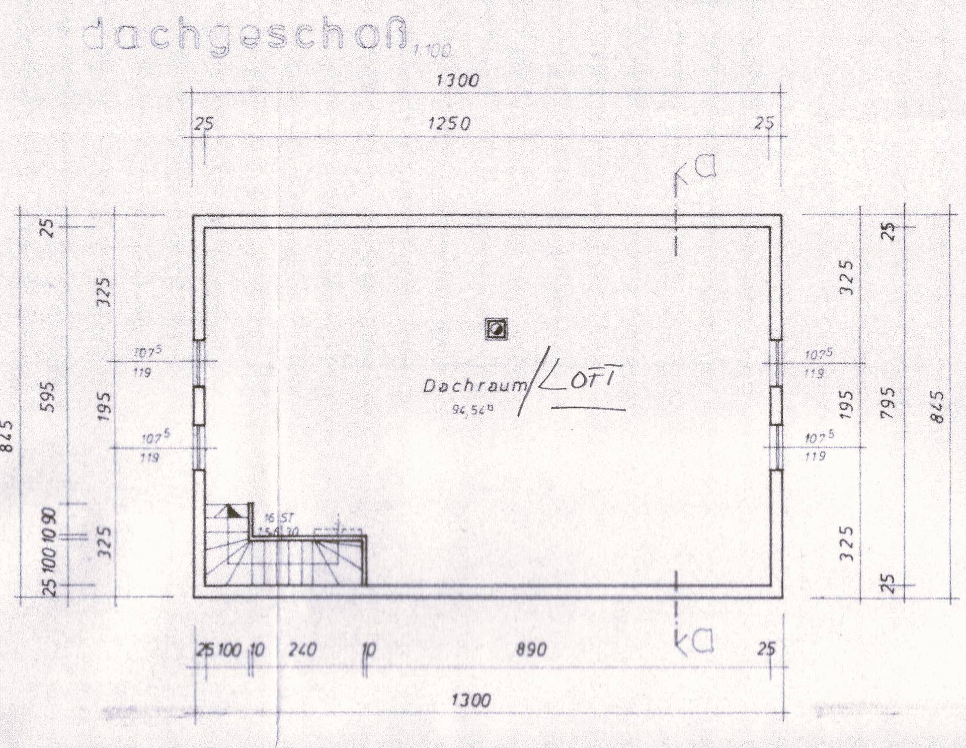 Grundriss des Dachgeschosses, das als großer Dachraum oder Loft ausgewiesen ist.