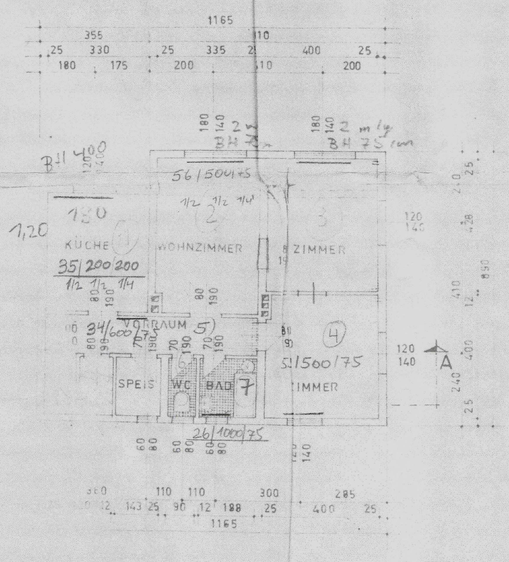 Grundrissplan des Erdgeschosses mit Küche, Wohnzimmer, Zimmer, Bad und WC.