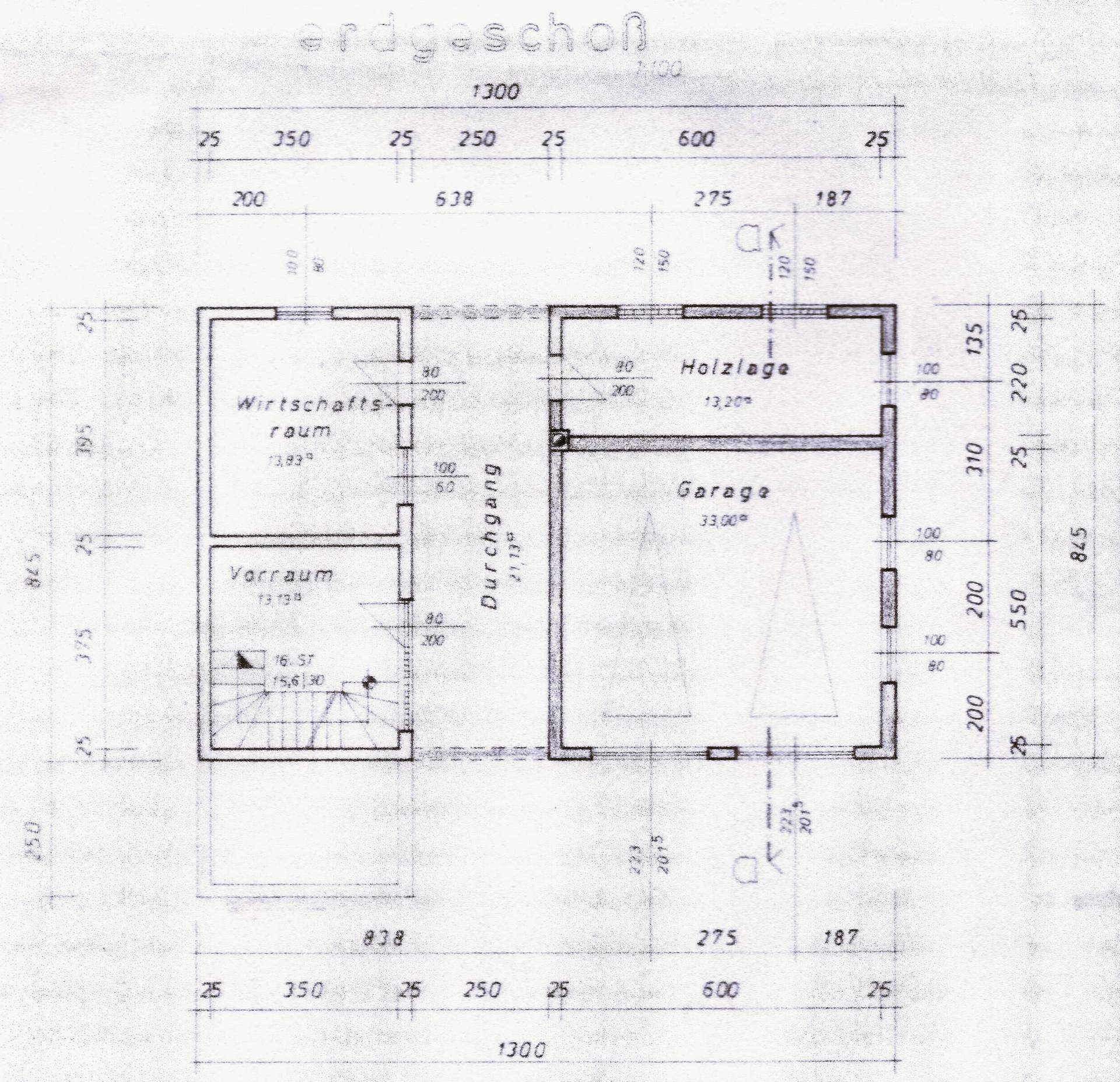 Grundriss des Erdgeschosses mit Garage, Wirtschaftsraum und Vorraum.