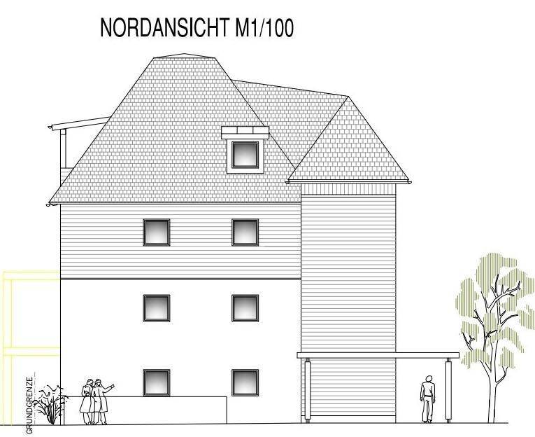 Nordansicht des Gebäudes, zeigt die Rückseite mit Fenstern, einem Carport und der Dachstruktur.
