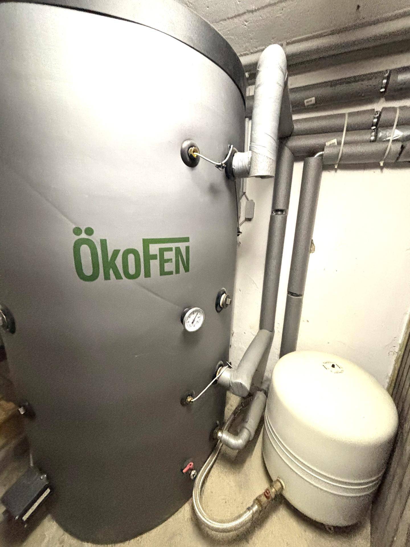 Großer Warmwasserspeicher der Ökofen Heizungsanlage im Keller.