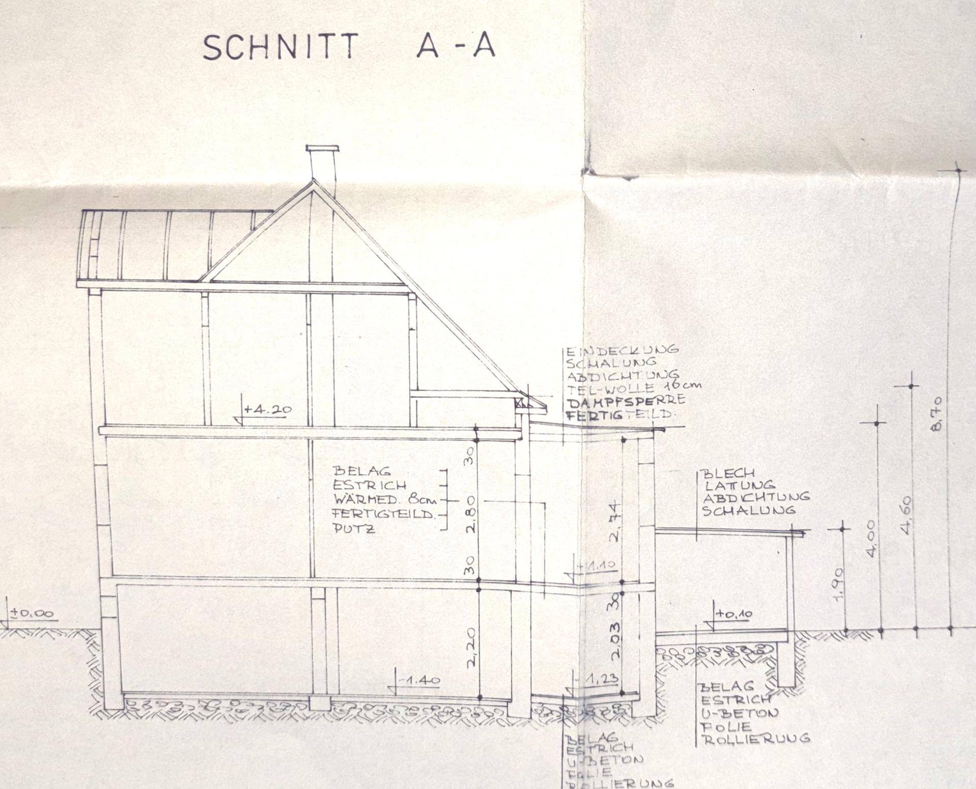 Schnittzeichnung A-A des Hauses, zeigt die Geschosse und Dachkonstruktion.