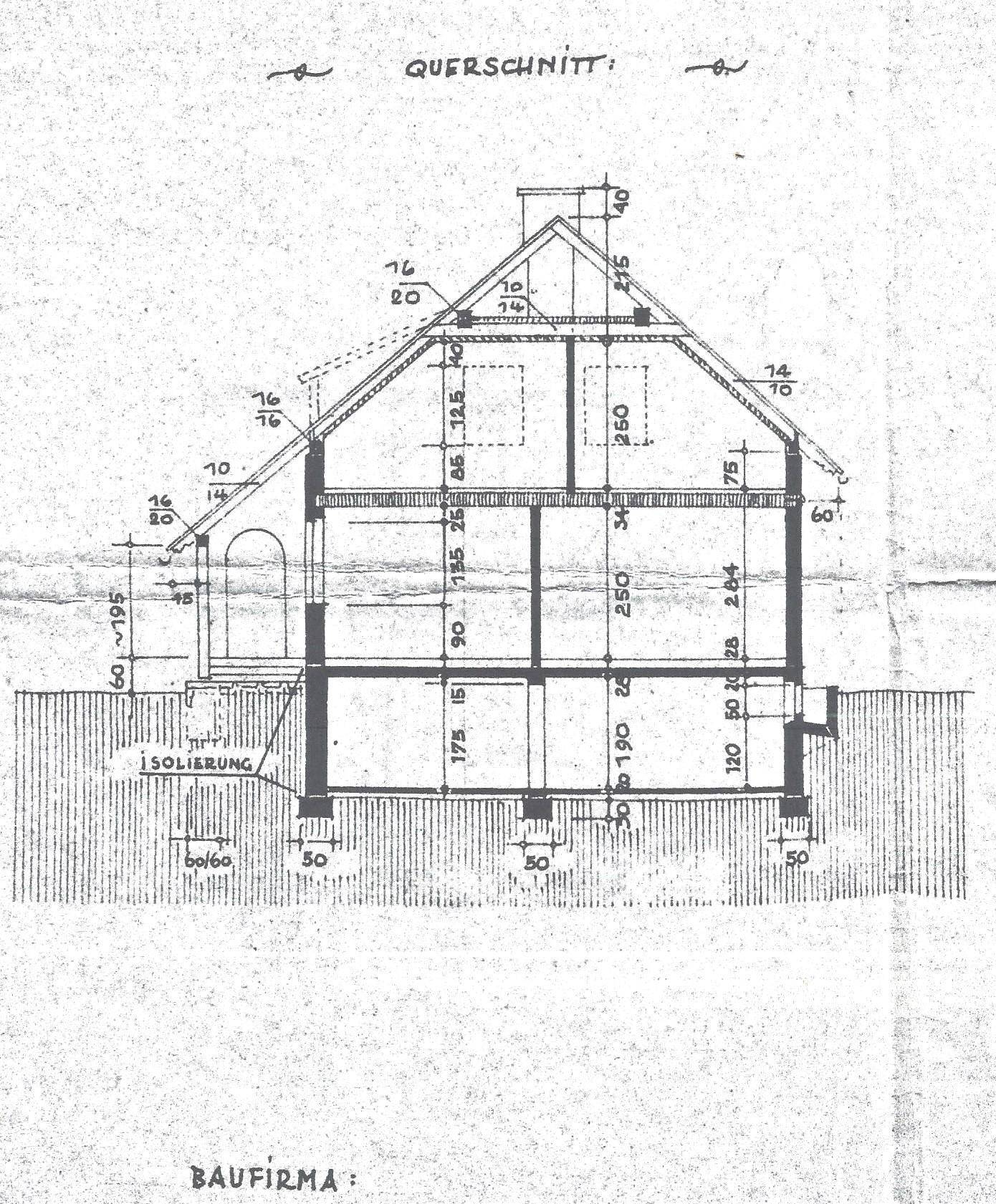 Querschnitt des Hauses zeigt die Bauweise, Dachform und die verschiedenen Geschosse.