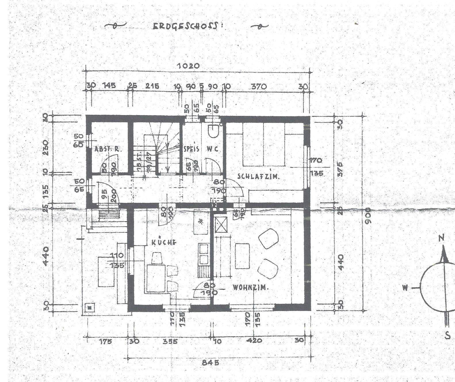 Grundriss des Erdgeschosses mit Wohnzimmer, Küche, Schlafzimmer und separatem WC.