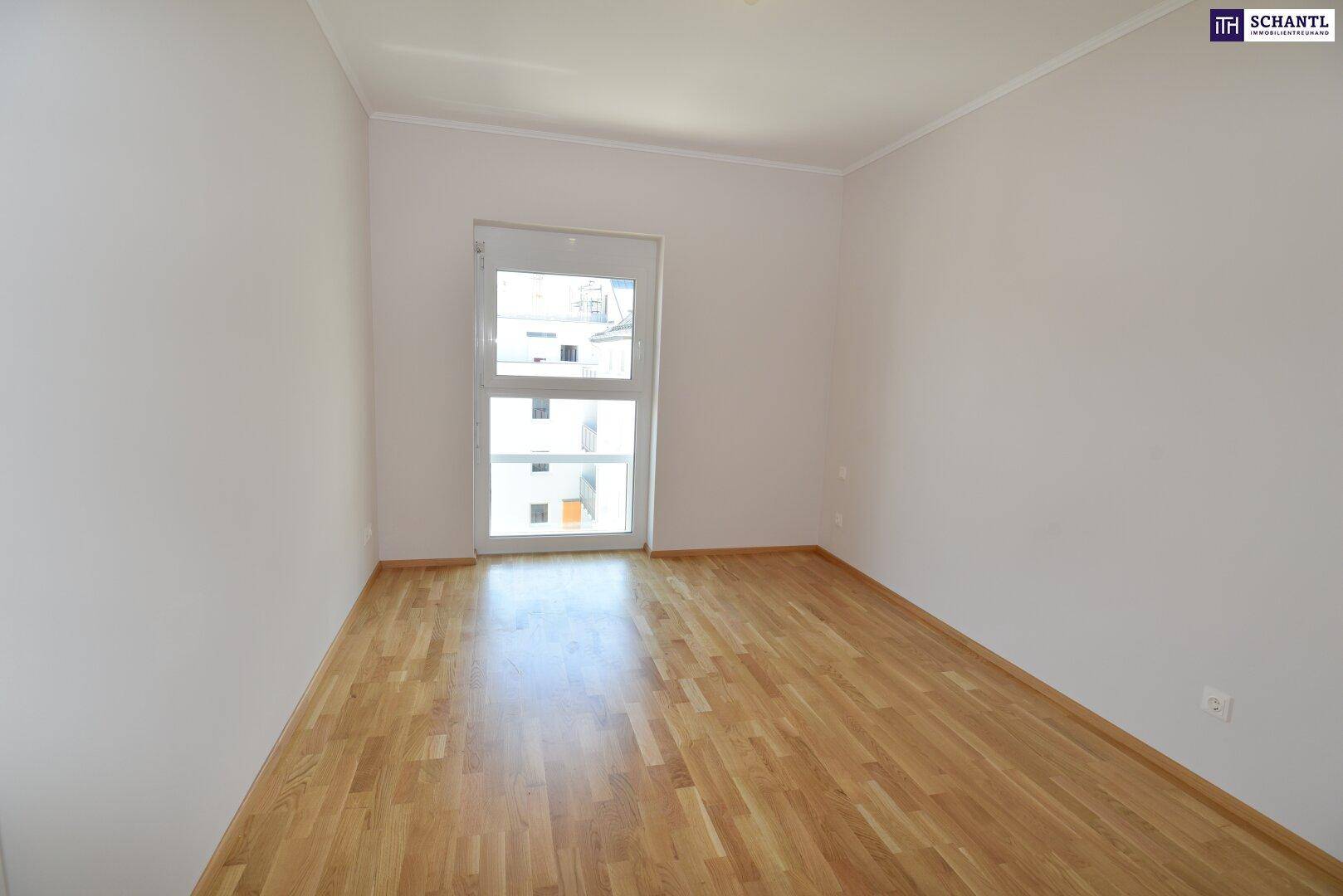 Schlafzimmer mit hellem Parkettboden und Fenster, das viel Tageslicht hereinlässt, schlicht und modern.