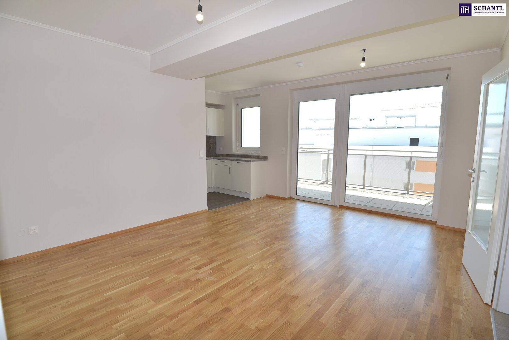 Geräumiges Wohnzimmer mit Parkettboden, großen Fenstern und Zugang zum sonnigen Balkon.