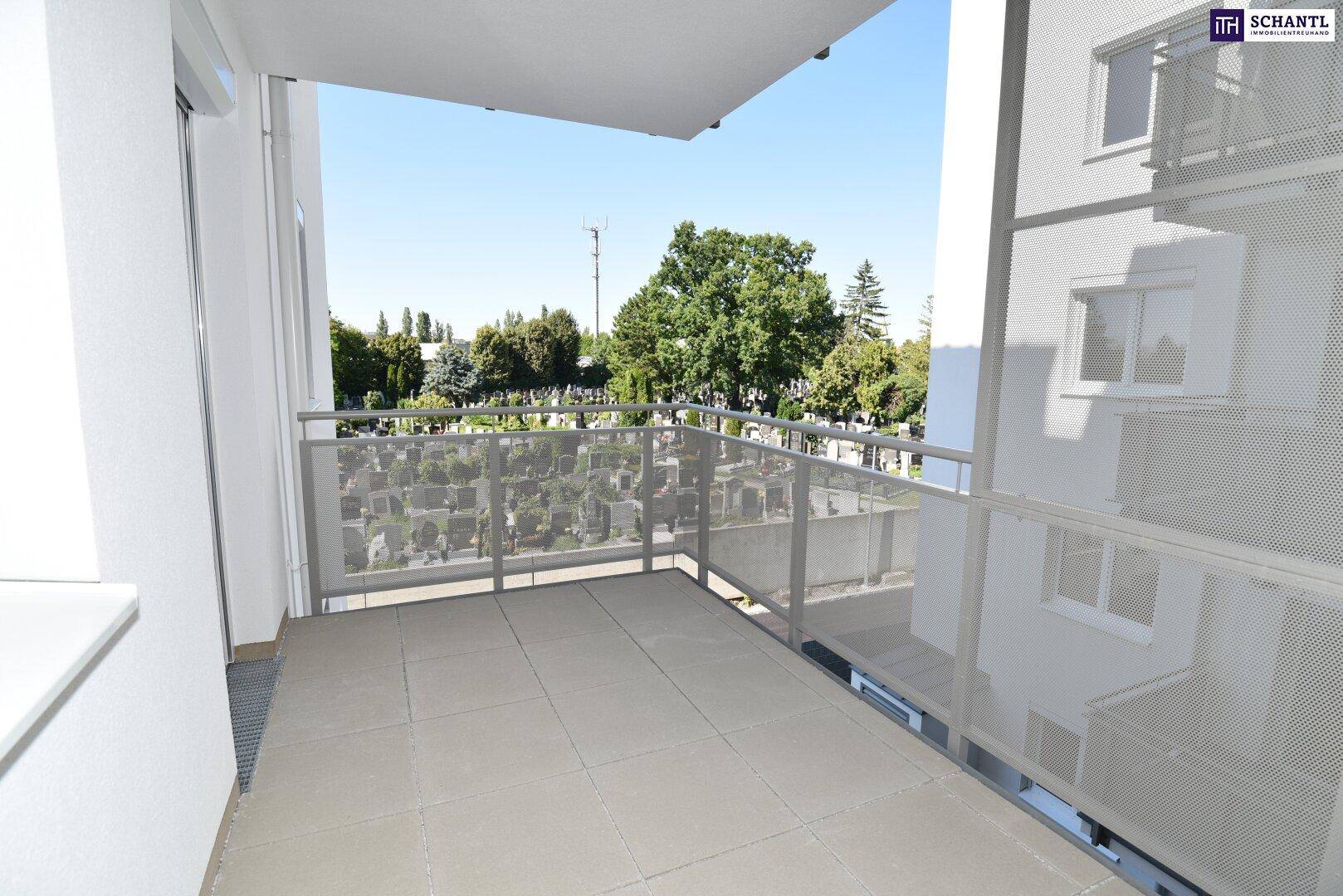 Geräumiger Balkon mit Fliesenboden und Blick ins Grüne sowie auf die Umgebung.