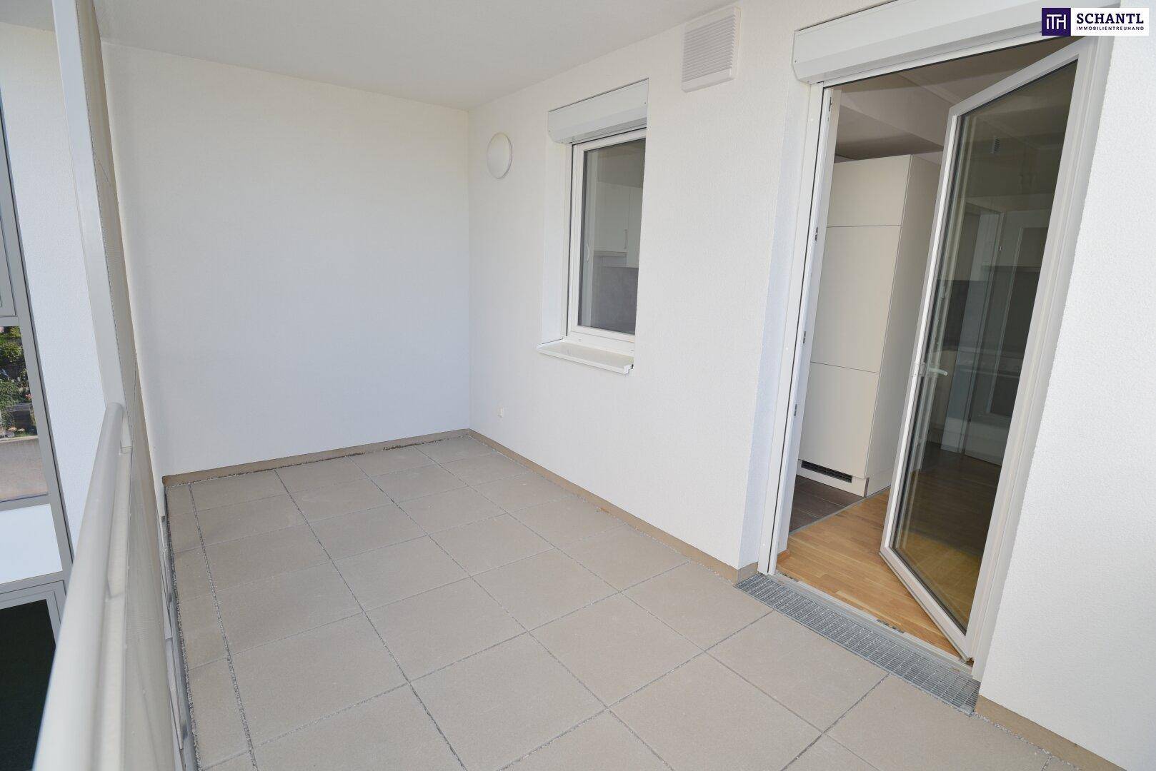 Helle Loggia mit Fliesenboden und Zugang zum Innenbereich, ideal als geschützter Außenbereich.