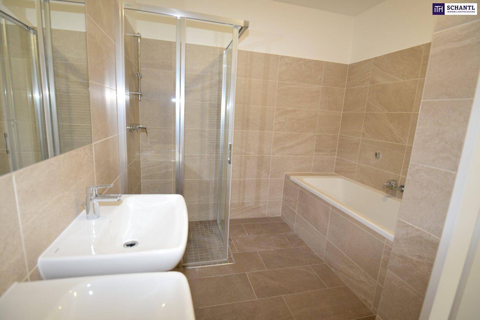 Modernes Badezimmer mit beigefarbenen Fliesen, Dusche, Badewanne und einem einzelnen Waschbecken.