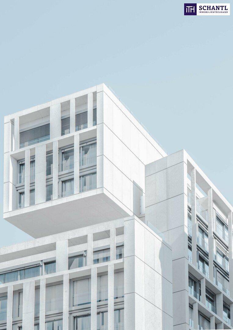 Moderne Architektur mit klaren Linien und großen Fenstern unter hellem Himmel.
