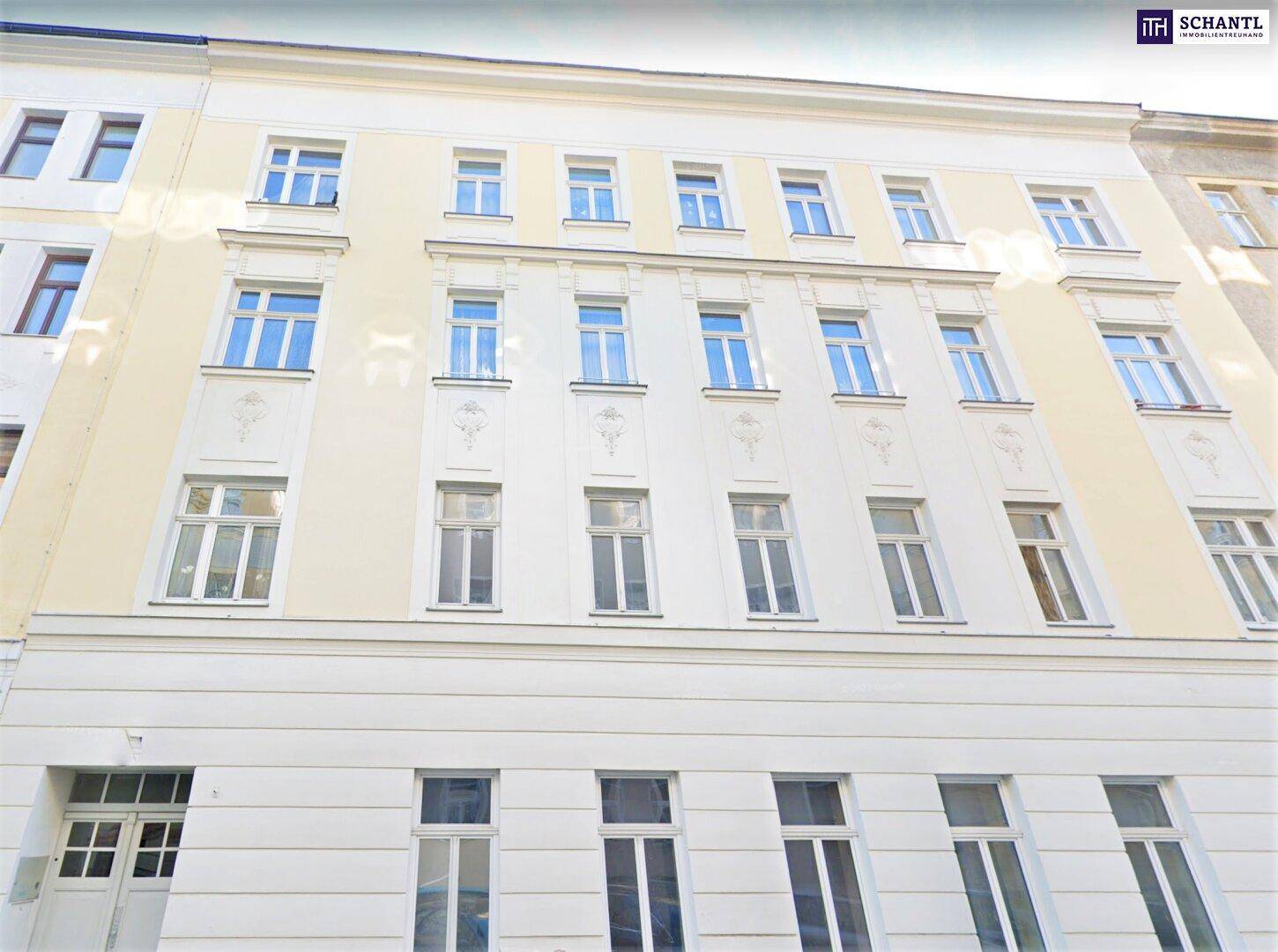 Klassische Fassade eines Mehrfamilienhauses mit vielen Fenstern und traditioneller Architektur.