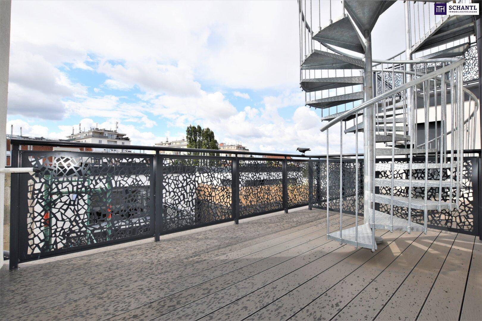 Dachterrasse mit Wendeltreppe und dekorativem Metallgeländer, bietet weite Aussicht.