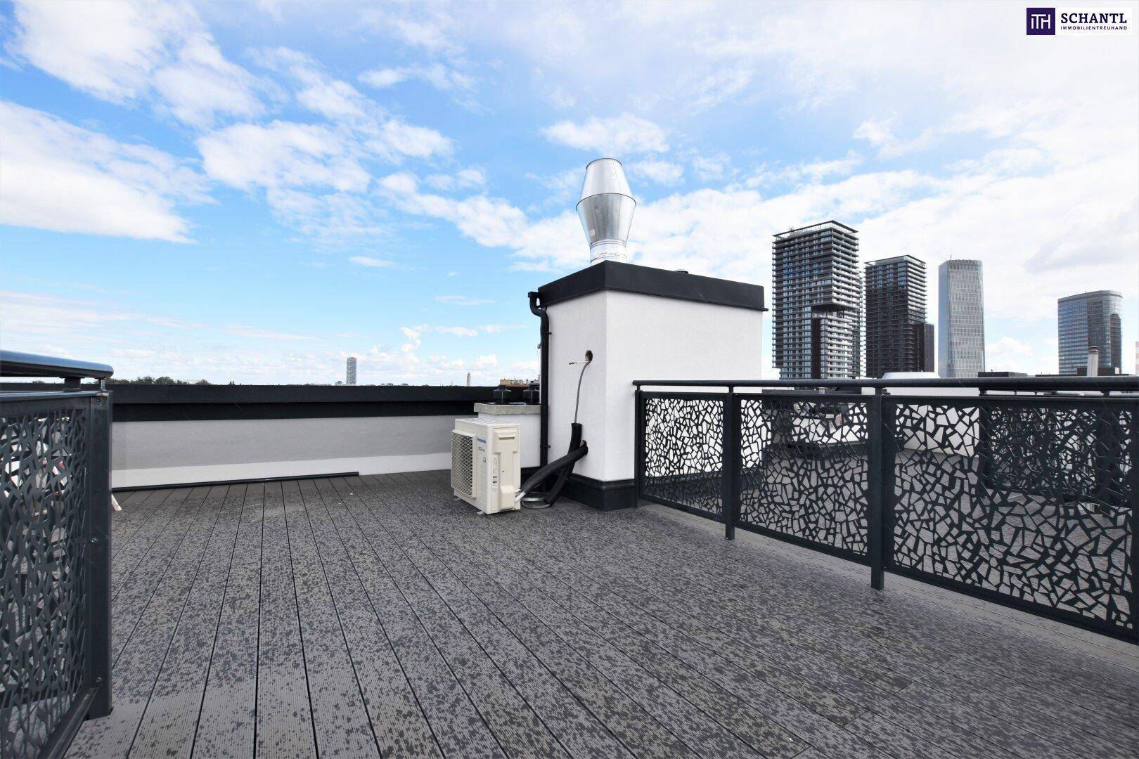 Dachterrasse mit Blick auf die moderne Skyline und umliegende Gebäude.