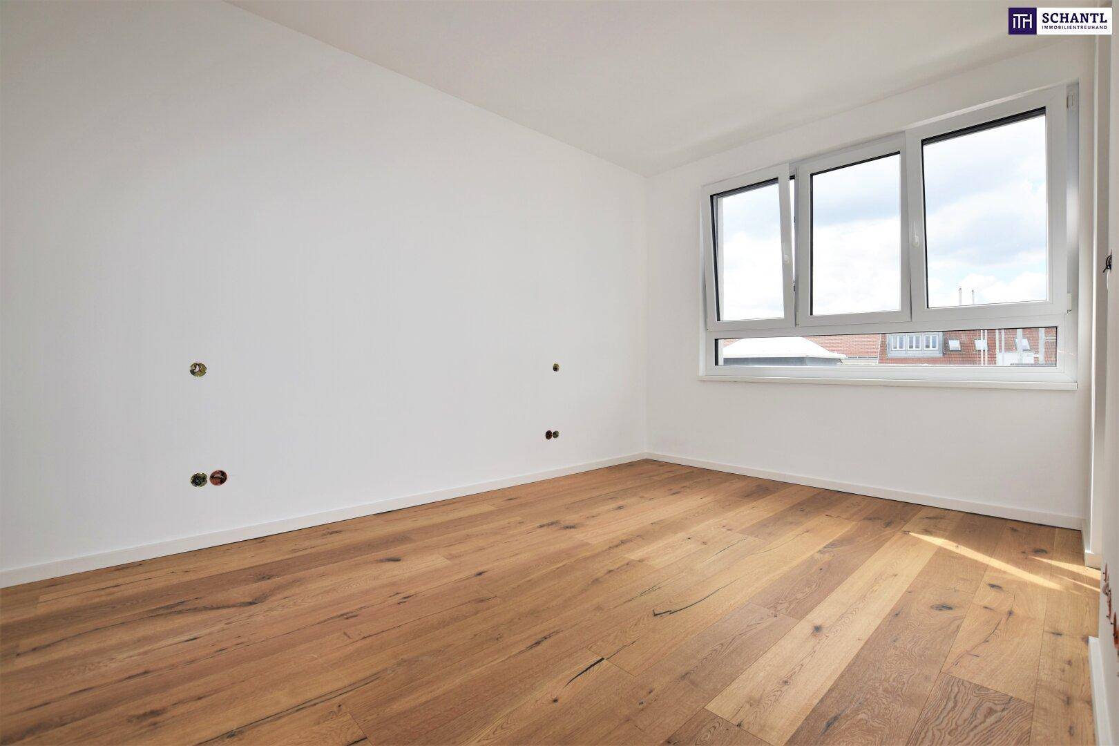 Heller Raum mit Holzboden, weißen Wänden und großem Fenster, ideal für individuelle Gestaltung.