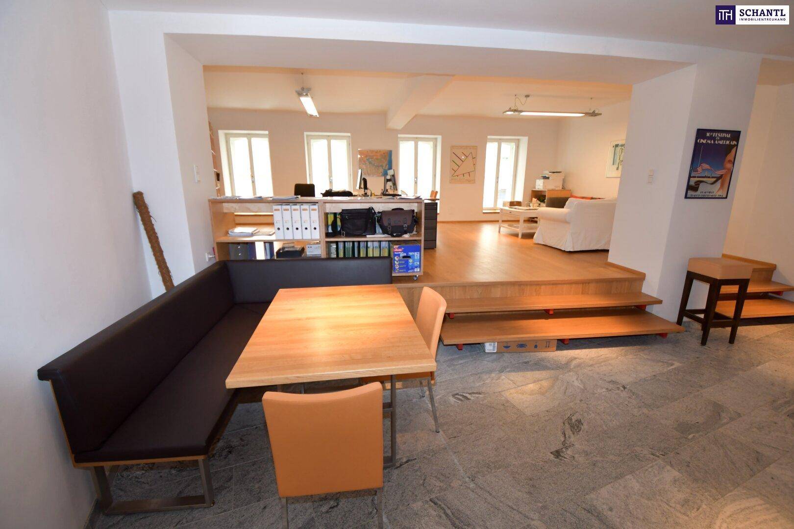 Gemütlicher Essbereich mit Eckbank und Holztisch, angrenzend an den erhöhten Wohnbereich.