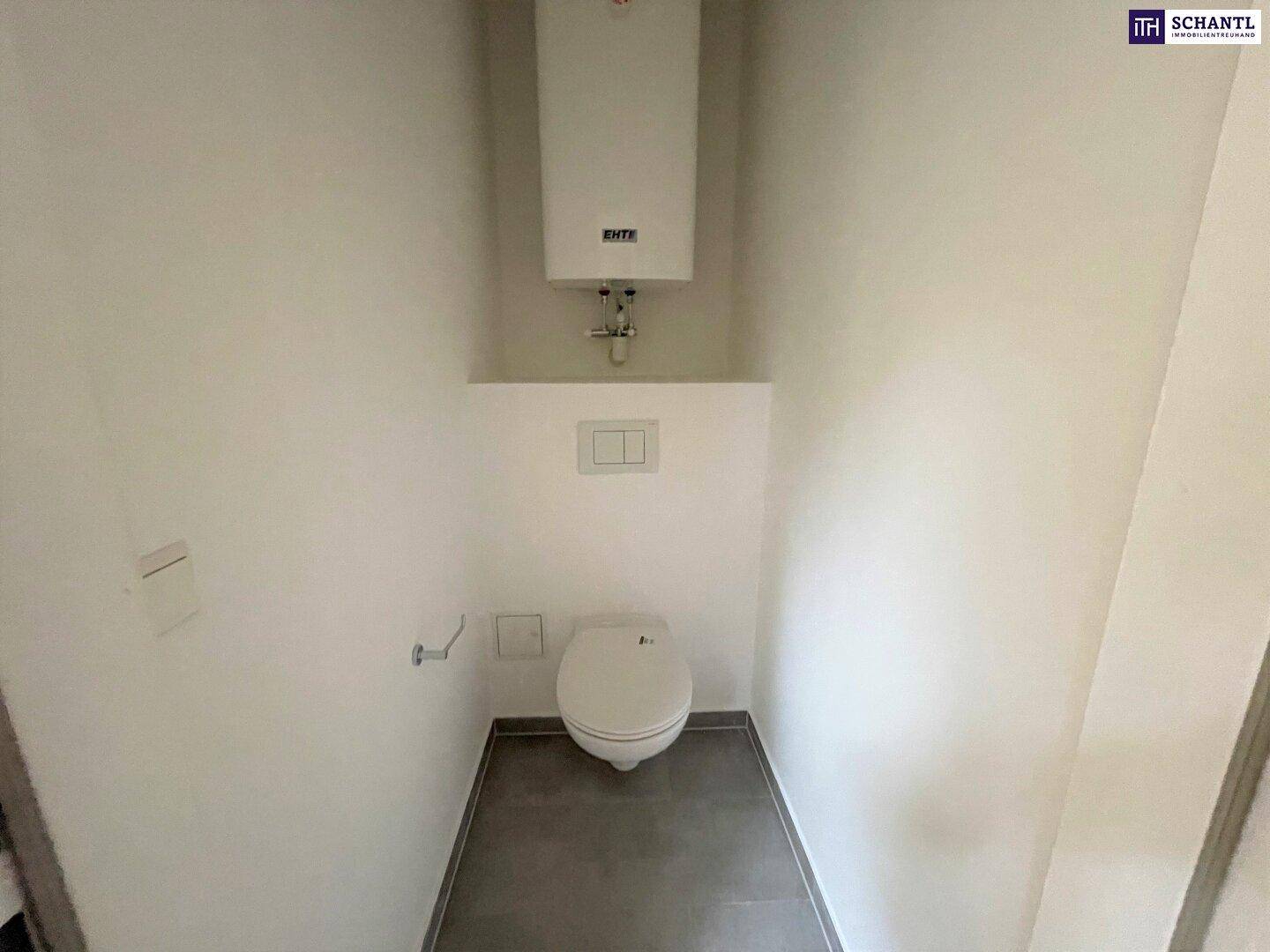 Modernes Gäste-WC mit wandhängender Toilette und schlichten Fliesen.
