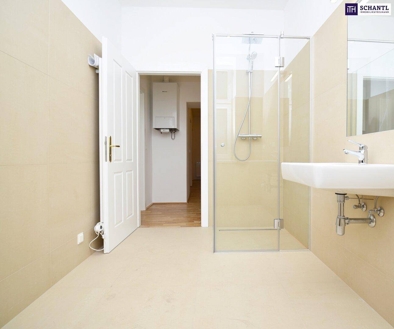 Geräumiges Badezimmer mit Duschkabine und Waschbecken, bereit zur Fertigstellung.