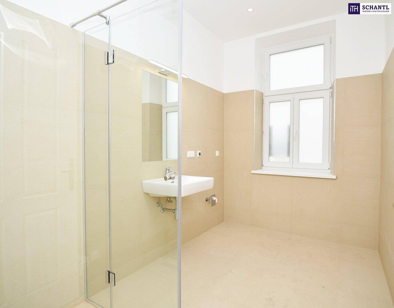 Helles Badezimmer mit Duschbereich, Waschbecken und Fenster für Tageslicht.