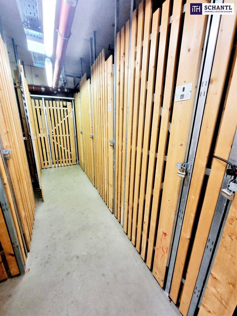 Kellerabteile mit Holzlattenwänden bieten zusätzlichen Stauraum im Untergeschoss.