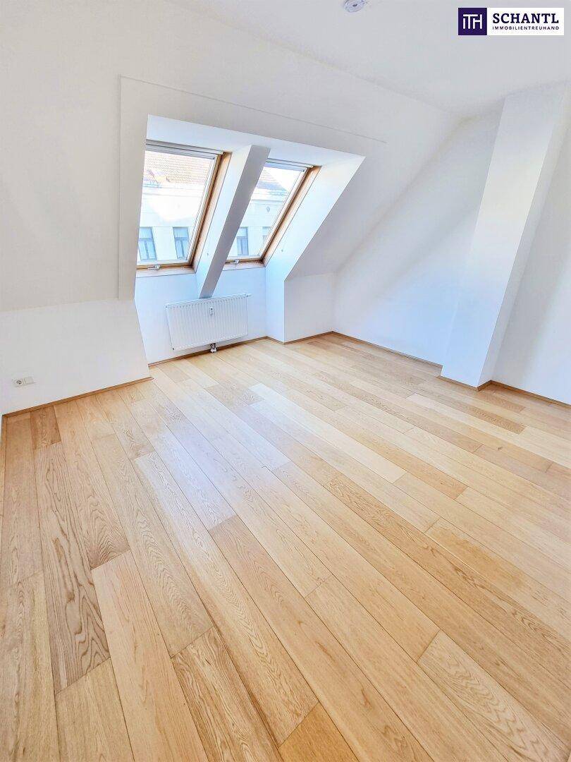 Gemütliches Zimmer mit Holzboden und Dachfenstern, ideal für ein Schlafzimmer oder Büro.