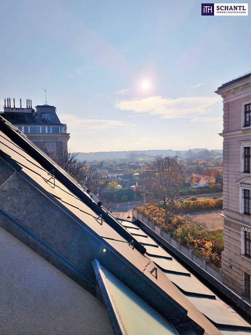 Sonniger Ausblick vom Dach über die Stadt und die umliegende Landschaft an einem klaren Tag.