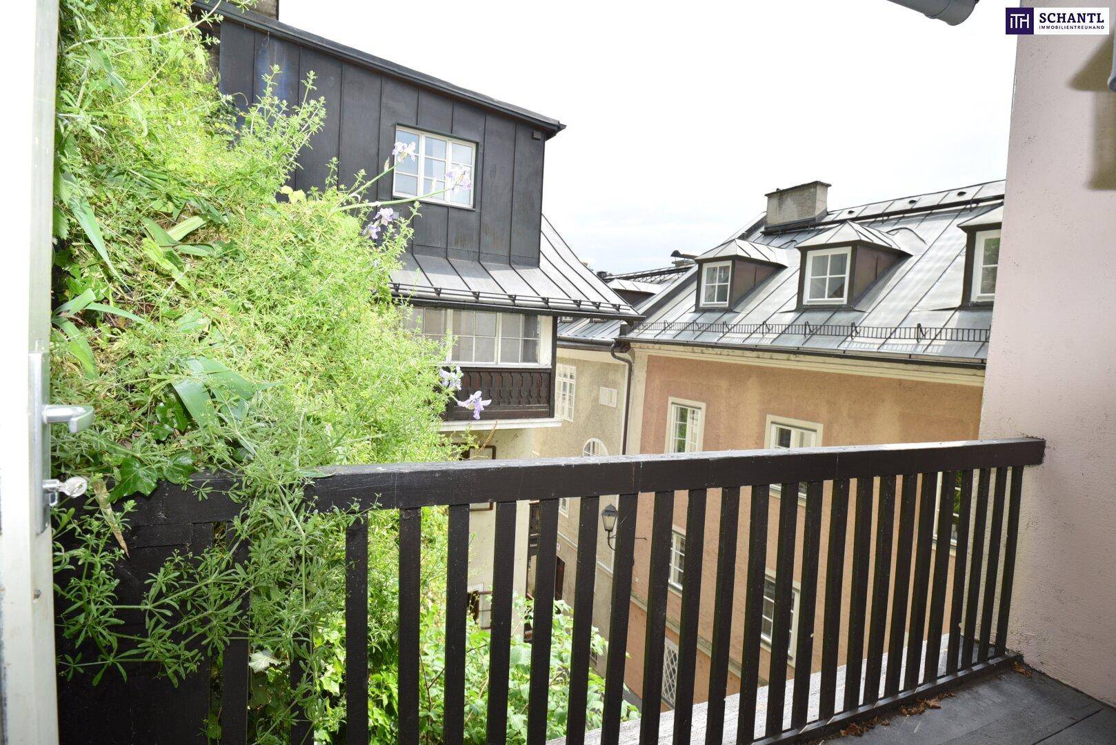 Balkon mit Holzboden und Blick auf die Dächer und Gassen der umliegenden Altstadt.