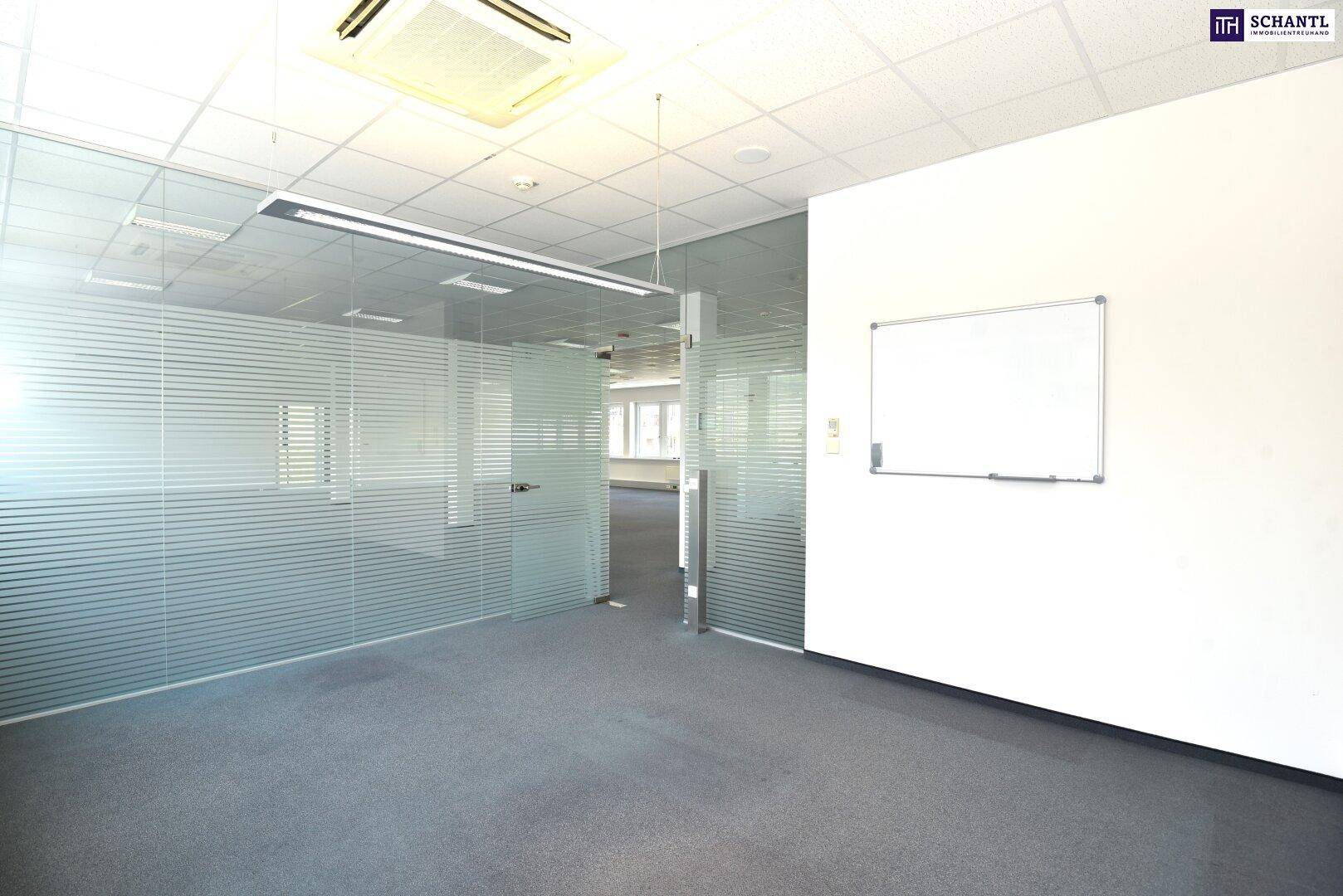 Geräumiges Büro mit Glaswänden, Teppichboden und Deckenklimaanlage, ideal für moderne Arbeitsumgebungen.